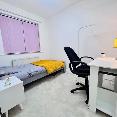 Room In Oldham, Manchester 外观 照片