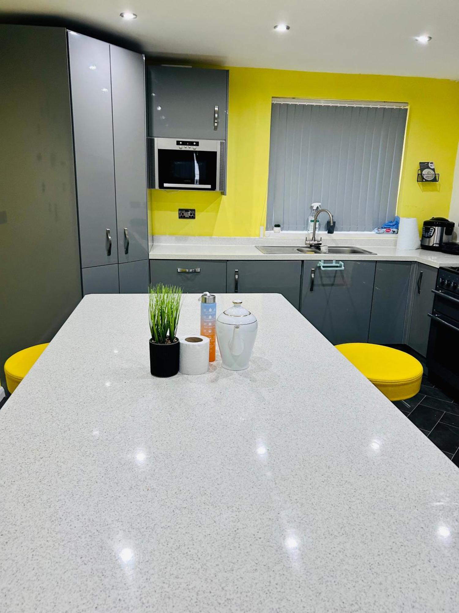 Room In Oldham, Manchester 外观 照片